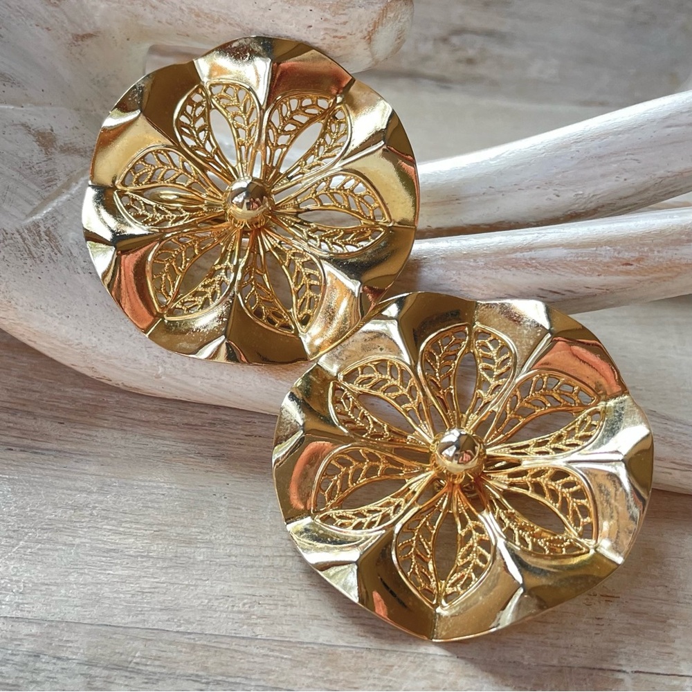 Vintage Sarah Coventry Gold Tone Filigree Floral Clip On Earrings